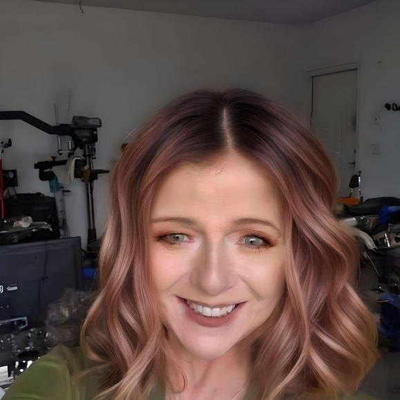 Meet your Posher, Amy - Picture 2 of 2